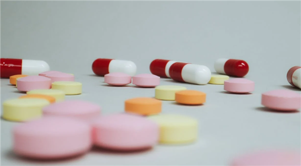 女子把降压药掰开吃致昏迷:大剂量瞬间释放会引起中毒或休克