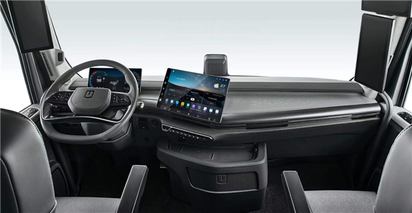 满载42吨、一箱甲醇穿越河西走廊!吉利远程醇氢电动牵引车破世界纪录