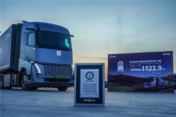 满载42吨、一箱甲醇穿越河西走廊!吉利远程醇氢电动牵引车破世界纪录