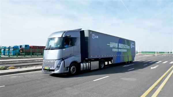 满载42吨、一箱甲醇穿越河西走廊!吉利远程醇氢电动牵引车破世界纪录