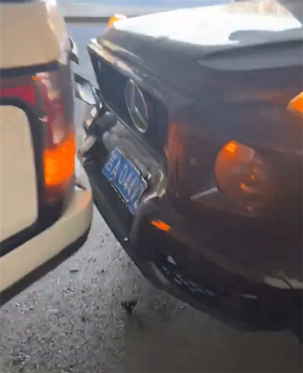 三奔驰两路虎 婚车车队五连追尾:保险公司要哭晕