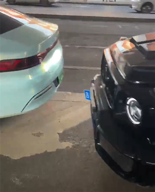 三奔驰两路虎 婚车车队五连追尾:保险公司要哭晕