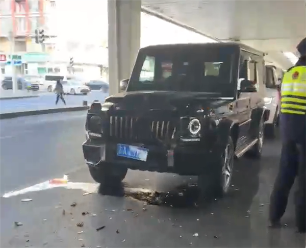 三奔驰两路虎 婚车车队五连追尾:保险公司要哭晕