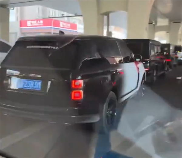 三奔驰两路虎 婚车车队五连追尾:保险公司要哭晕