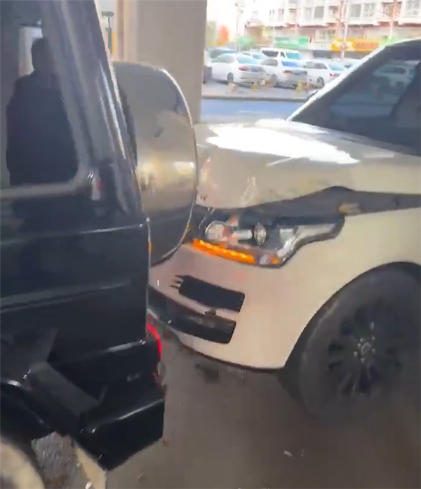 三奔驰两路虎 婚车车队五连追尾:保险公司要哭晕