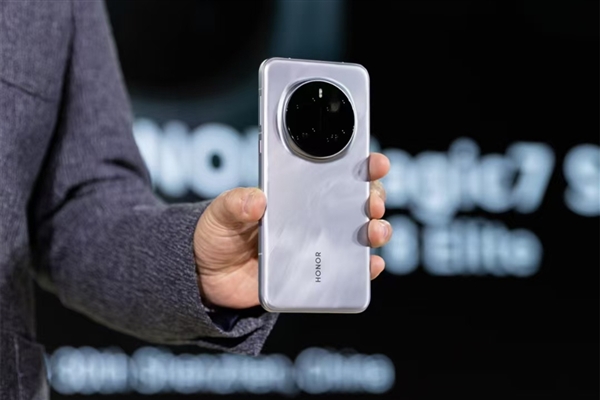 荣耀MagicOS 9.0识破AI换脸:漂亮小姐姐其实是个猛男