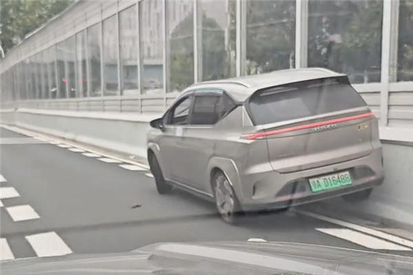 鄂A6PZ19拦停失控汽车:东风日产捐赠一辆探陆