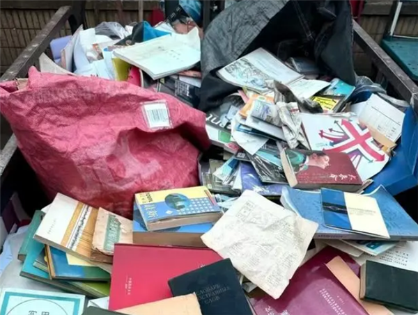 女子废品站买下已故科学家手稿捐出 档案馆回应:很重视