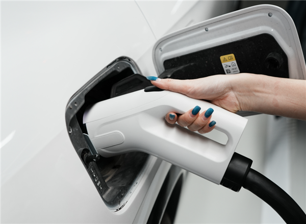 宝马奔驰合作逸安启超充正式上线:向公众开放、电价2元/度