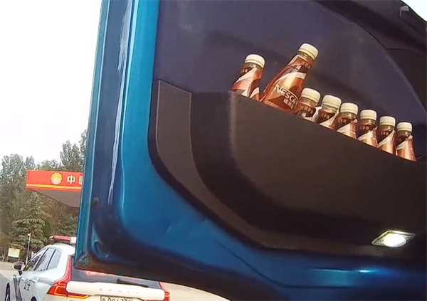 喝8瓶咖啡硬顶10小时不休息 货车司机:“我不困”