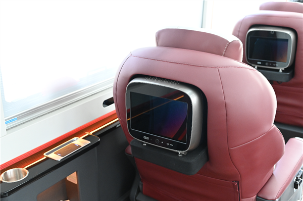 突破空间限制观影不晕车:全球首款华为光场屏客车诞生