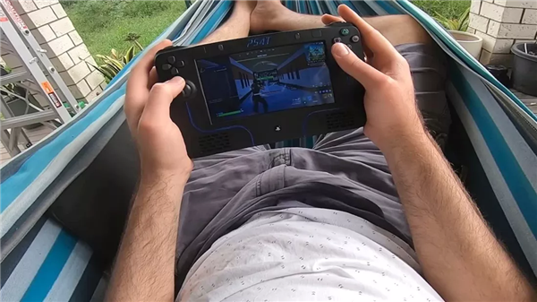 大神爆改PS4成掌机!可续航90分钟