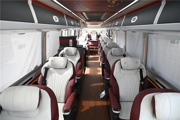 突破空间限制观影不晕车:全球首款华为光场屏客车诞生