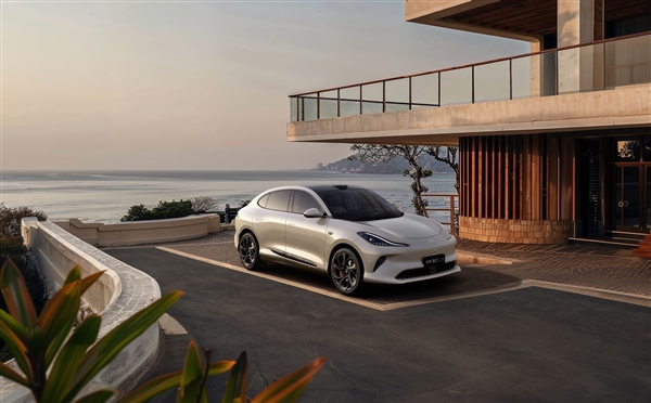 智己汽车IM AD 3.0率先为智驾注入直觉:像老司机一般看路开车