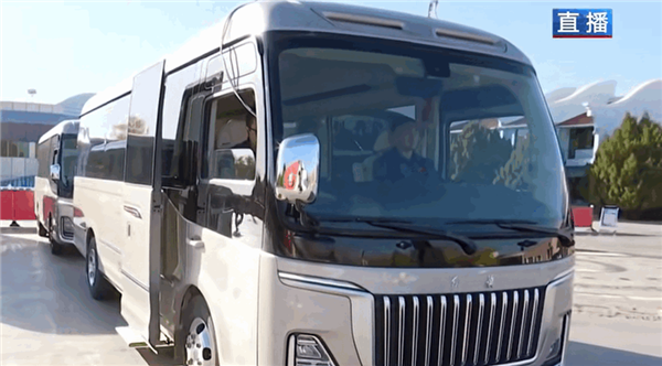 神舟十九号航天员出征转运车 首次由丰田考斯特换成红旗车队:车牌八个字