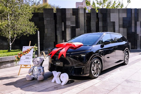 何小鹏亲自交付 周鸿祎情定小鹏X9:赞其自动驾驶“全程脱手”