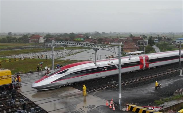 印尼司机开中国高铁被350时速吓坏:第一次体验很紧张