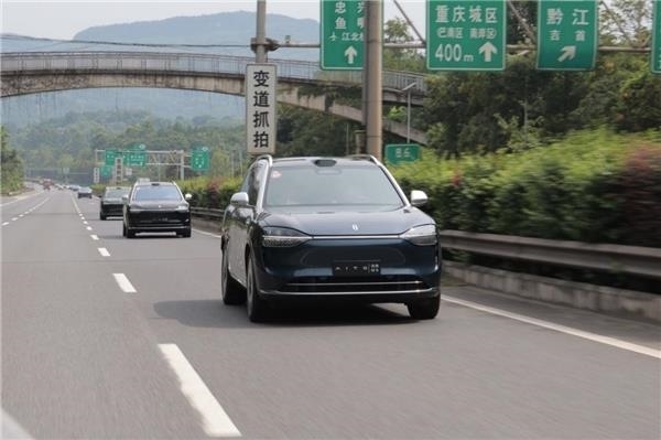 华为智驾高速抢方向盘极限躲避施工车 车主:问界M9救我一命