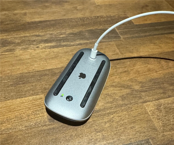 苹果新款妙控鼠标充电方式遭吐槽:将近10年了一直没改