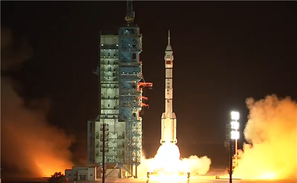 神舟十九号载人飞船发射成功:空间站组合体进入对接轨道