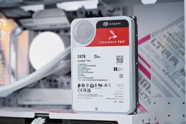 百TB NAS一步到位!希捷酷狼Pro 24TB硬盘图赏
