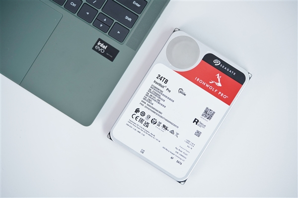 百TB NAS一步到位!希捷酷狼Pro 24TB硬盘图赏