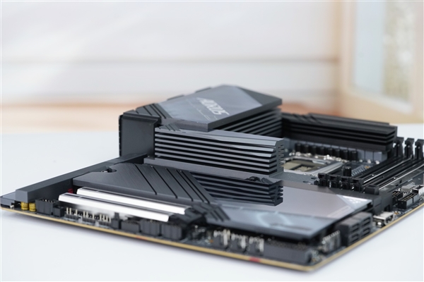 支持9500+内存!技嘉Z890 AORUS MASTER超级雕主板图赏