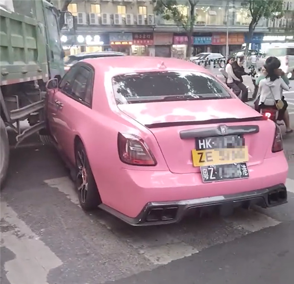 这得赔多少!泥头车转弯不慎撞掉三牌照劳斯莱斯古斯特前脸