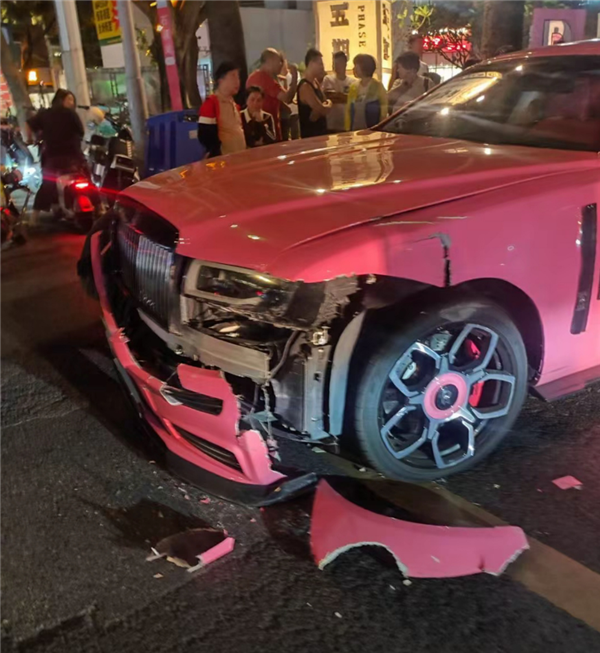 这得赔多少!泥头车转弯不慎撞掉三牌照劳斯莱斯古斯特前脸