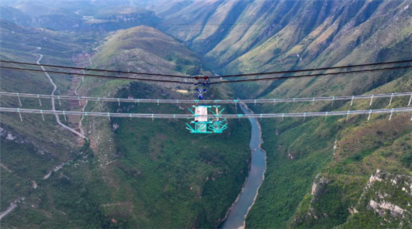世界最高桥!贵州花江峡谷大桥完成首件钢桁梁吊装