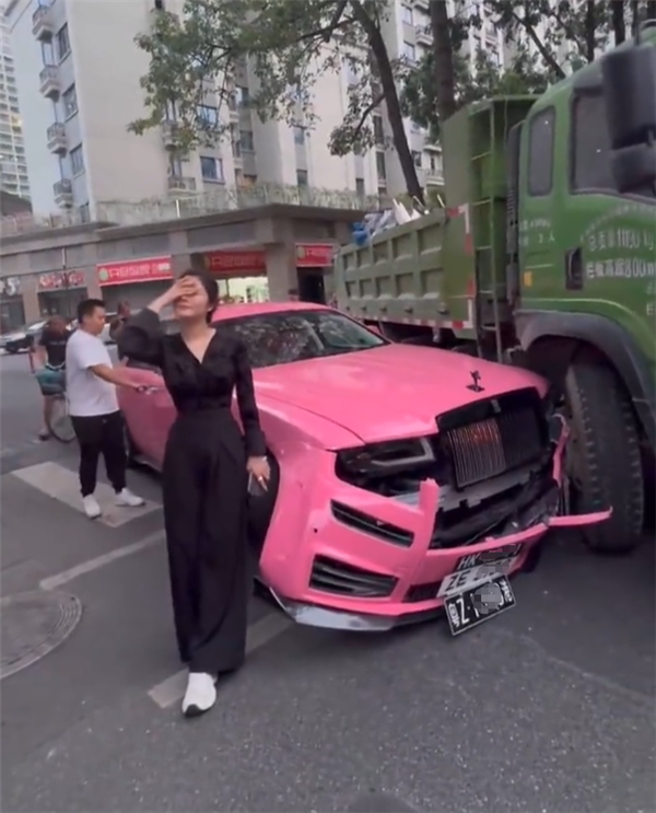 这得赔多少!泥头车转弯不慎撞掉三牌照劳斯莱斯古斯特前脸