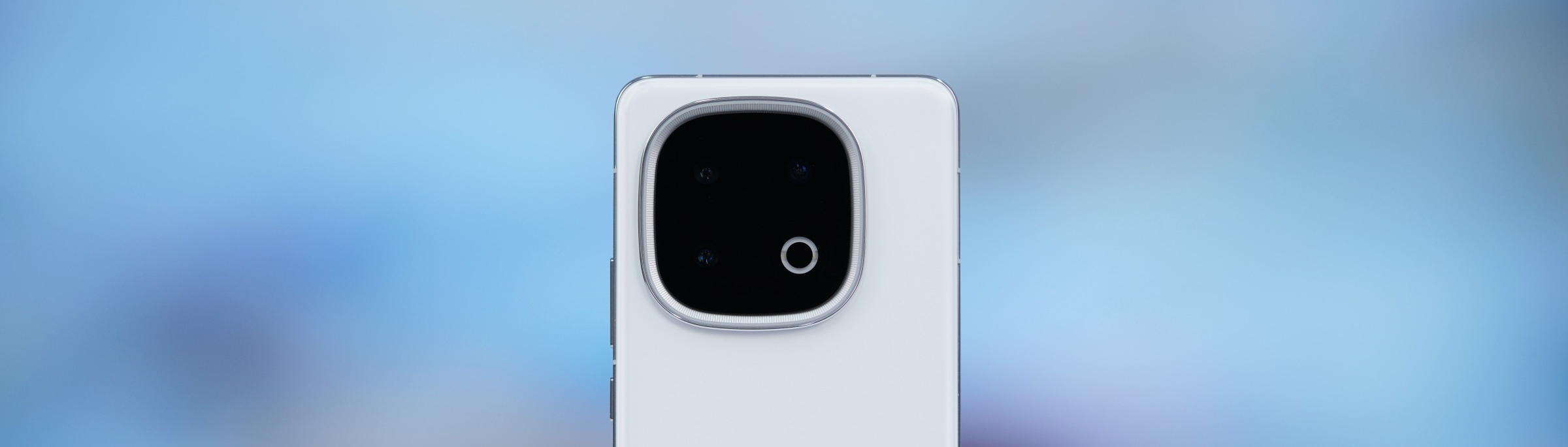 首搭Q2自研电竞芯！ iQOO 13全面评测：不仅是一款性能旗舰 还是年度最佳全能水桶机