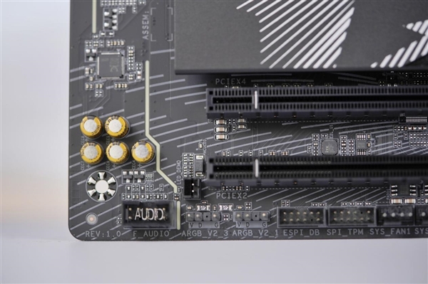 锐龙9000主流搭档!技嘉小雕X870 AORUS ELITE WIFI7图赏