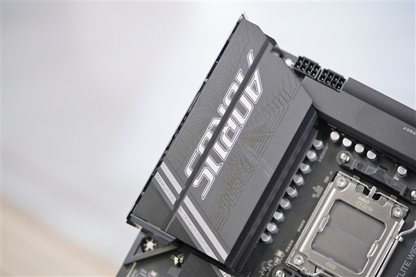 锐龙9000主流搭档!技嘉小雕X870 AORUS ELITE WIFI7图赏