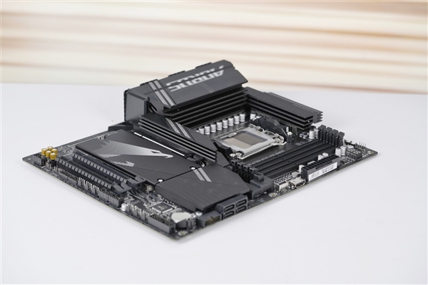 锐龙9000主流搭档!技嘉小雕X870 AORUS ELITE WIFI7图赏