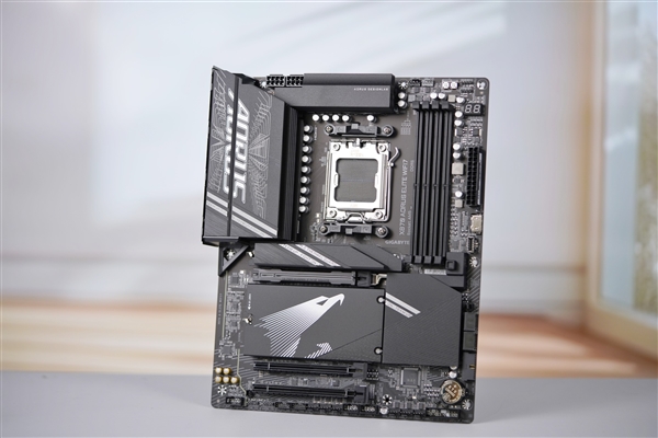 锐龙9000主流搭档!技嘉小雕X870 AORUS ELITE WIFI7图赏