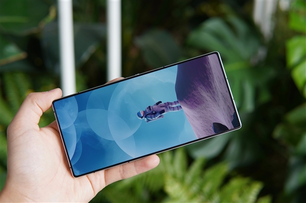 红魔10 Pro真机首曝:终结挖孔屏时代