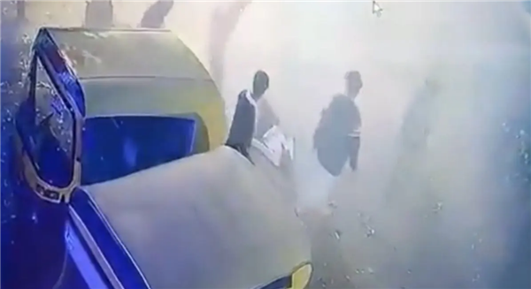 为赢一辆人力三轮车:印度男子打赌敢坐烟花被烧死