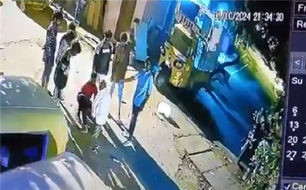 为赢一辆人力三轮车:印度男子打赌敢坐烟花被烧死