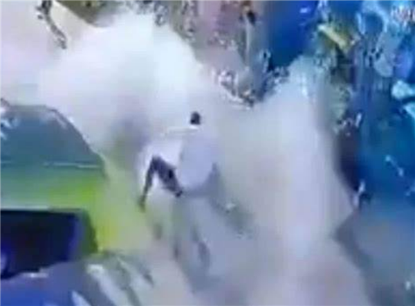 为赢一辆人力三轮车:印度男子打赌敢坐烟花被烧死