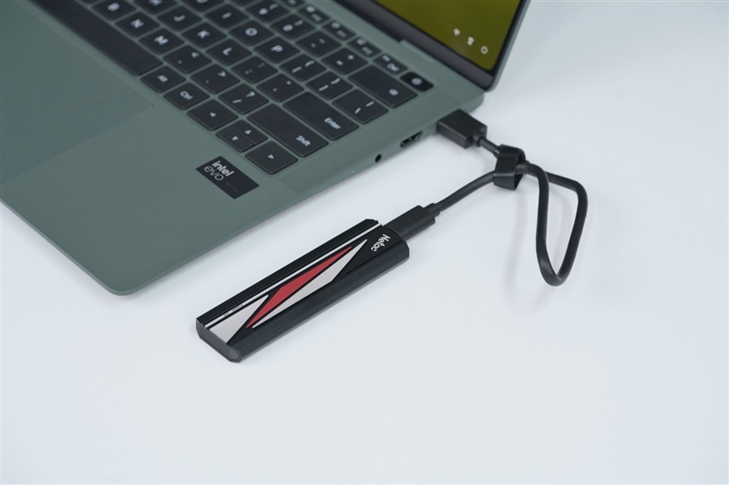 最高2000MB/s!朗科移动SSD ZX20L评测:坚固小巧内藏极致性能