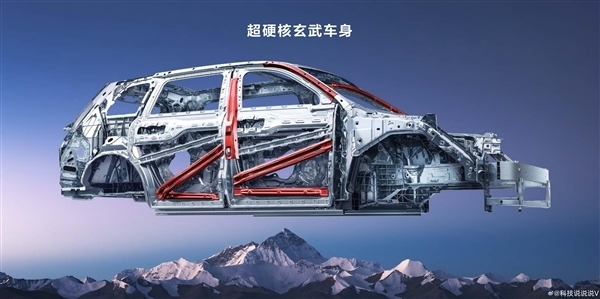问界M9被大货车追尾：仅尾门塌陷、灯语还在工作