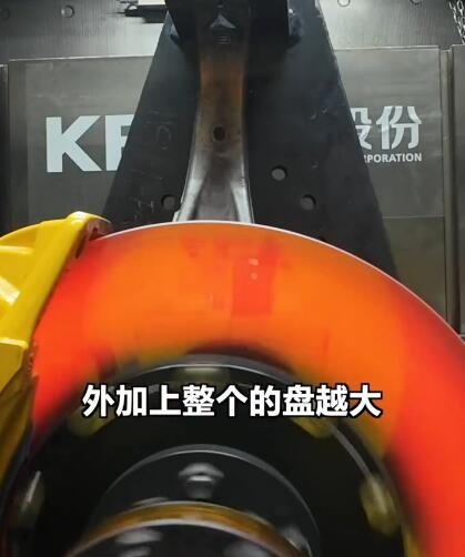 毁灭测试小米SU7 Ultra碳陶刹车盘：全盘都磨红了 就是用不坏