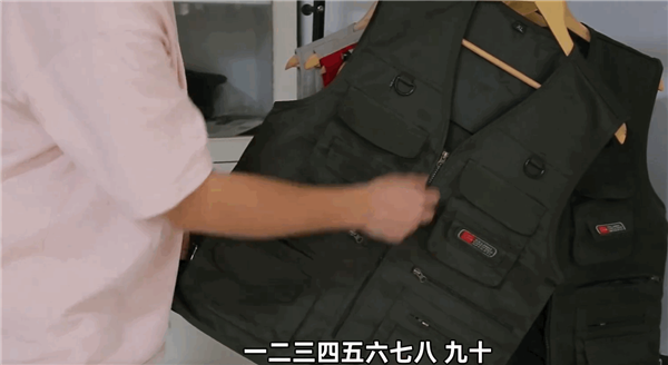 钓鱼马甲变成廉航神器!年轻人坐廉价航空把10kg行李穿在身上