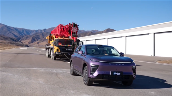 奇瑞星纪元ET同台竞技特斯拉Cybertruck：拖着60吨重卡走了150米