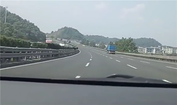 十几辆车组团慢行:高速路上奇怪一幕引吐槽