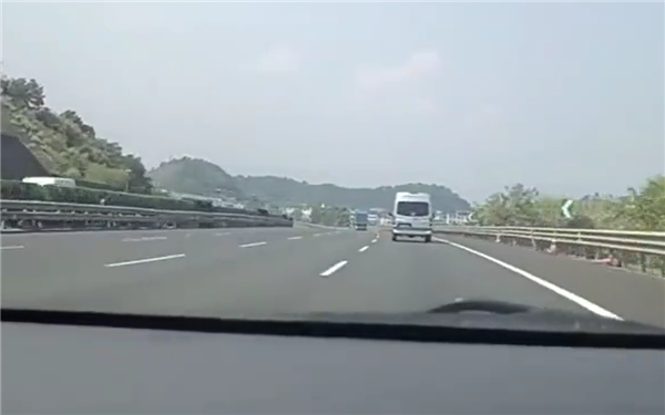 十几辆车组团慢行:高速路上奇怪一幕引吐槽