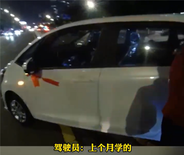 “老司机”喜提新车第一天就挂彩：误踩油门撞公交后又撞护栏